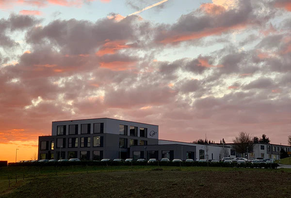 Firmengebäude bei Sonnenuntergang